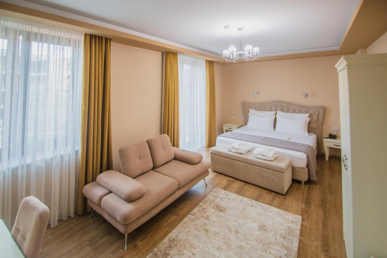 Christi'S Hotel Borova Корча Екстер'єр фото