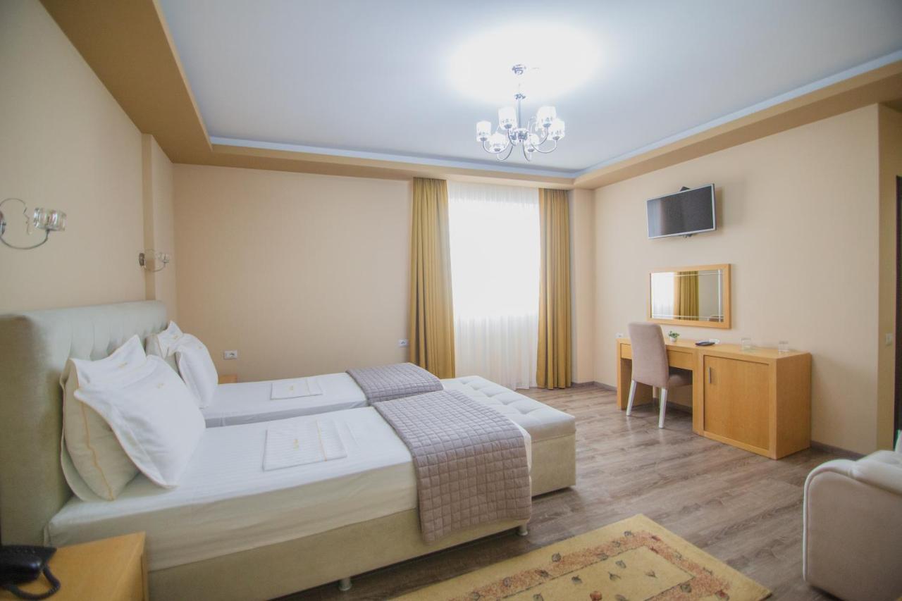 Christi'S Hotel Borova Корча Екстер'єр фото