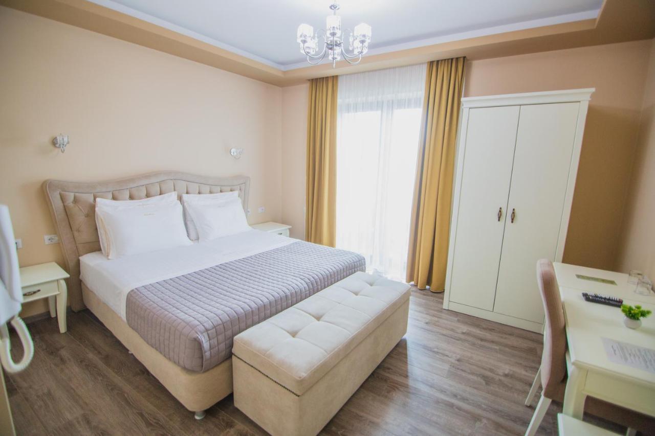 Christi'S Hotel Borova Корча Екстер'єр фото