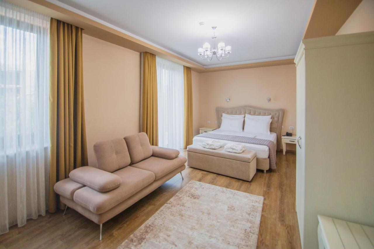 Christi'S Hotel Borova Корча Екстер'єр фото