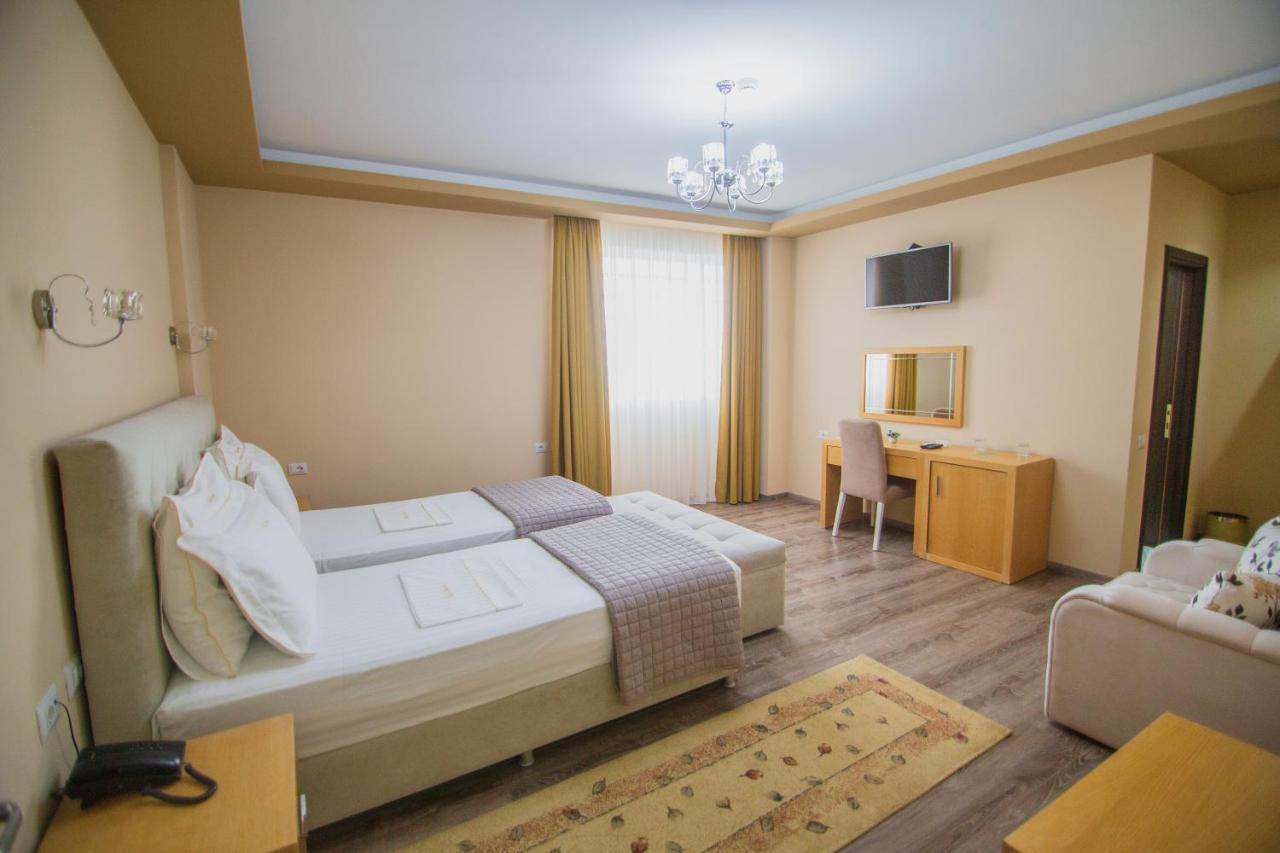 Christi'S Hotel Borova Корча Екстер'єр фото